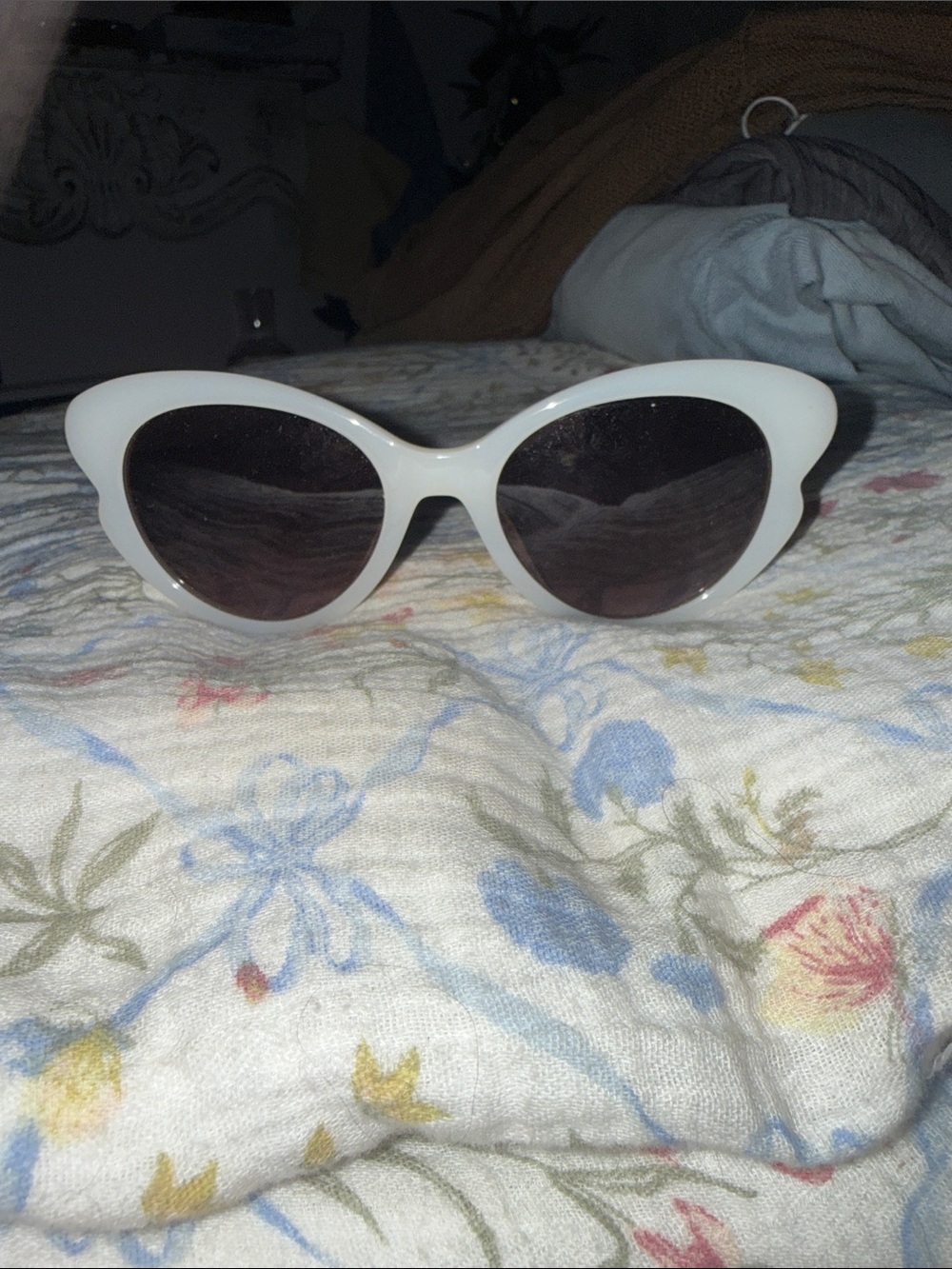 kate spade White Cat Eye Sunglasses with Dark Lenses only worn ounce with case